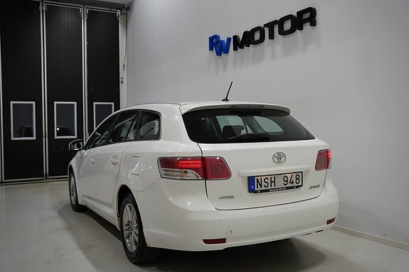 Toyota Avensis 4 of 15