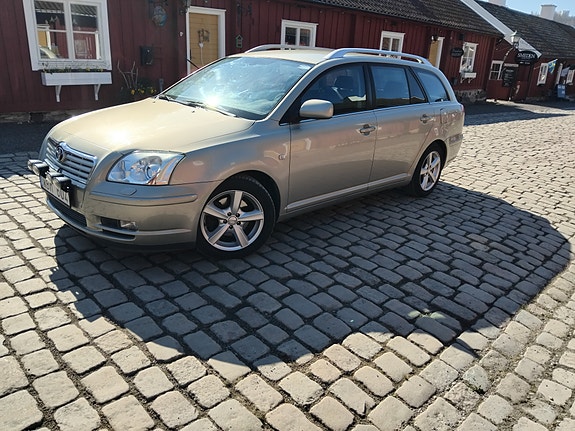 Toyota Avensis 4 of 10