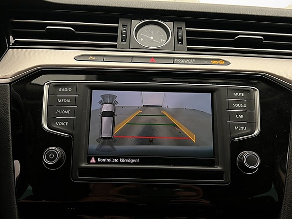 Volkswagen Passat Alltrack 17 of 30