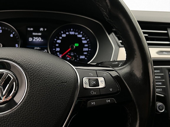 Volkswagen Passat Alltrack 16 of 30