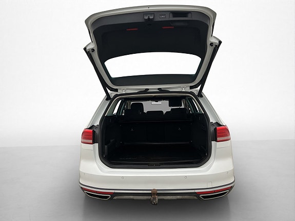 Volkswagen Passat Alltrack 10 of 30