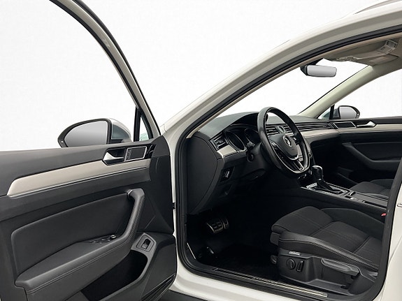Volkswagen Passat Alltrack 11 of 30