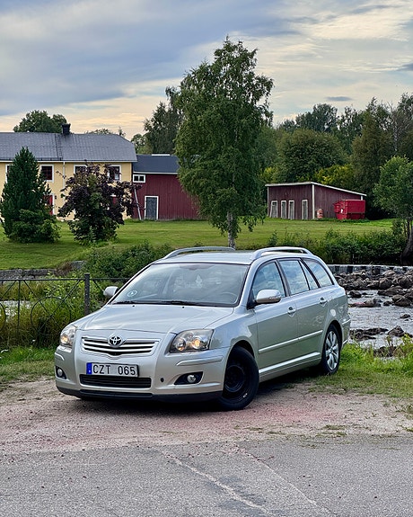 Toyota Avensis 2 of 12
