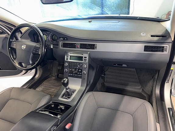 Volvo V70 12 of 28