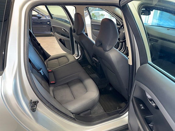Volvo V70 16 of 28