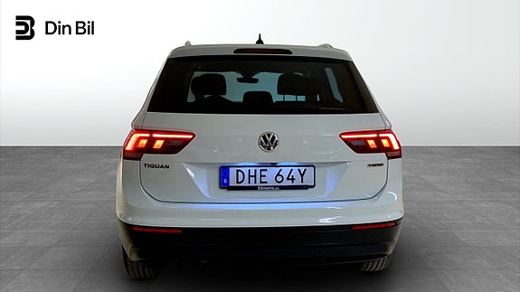 Volkswagen Tiguan 5 of 12