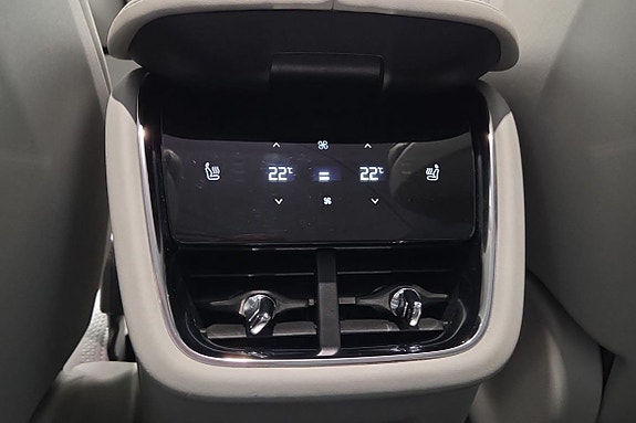 Volvo EX90 18 of 24