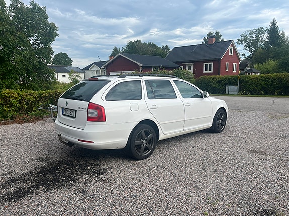 Skoda Octavia 2 of 4