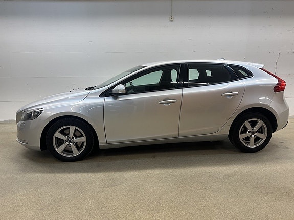 Volvo V40 2 of 15