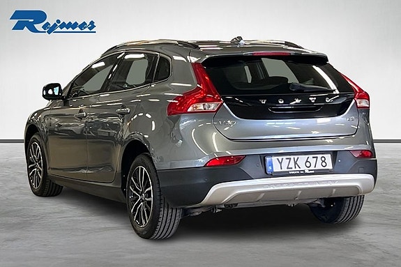 Volvo V40 Cross Country 2 of 17