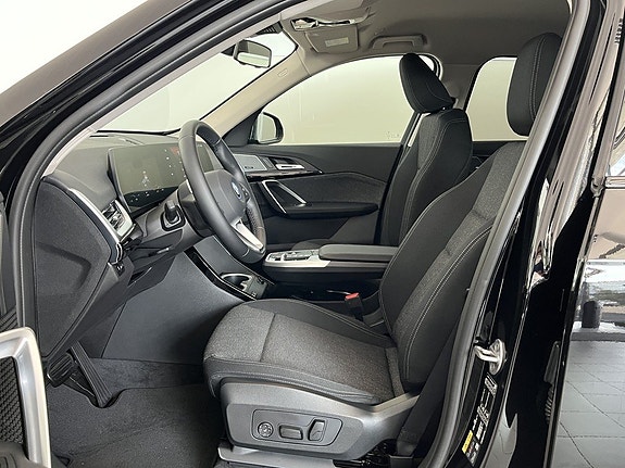 BMW iX1 5 of 16