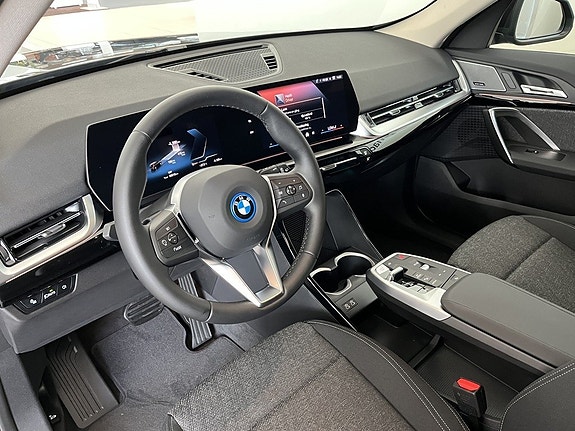 BMW iX1 6 of 16