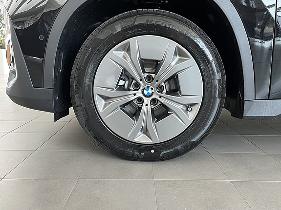 BMW iX1 4 of 16