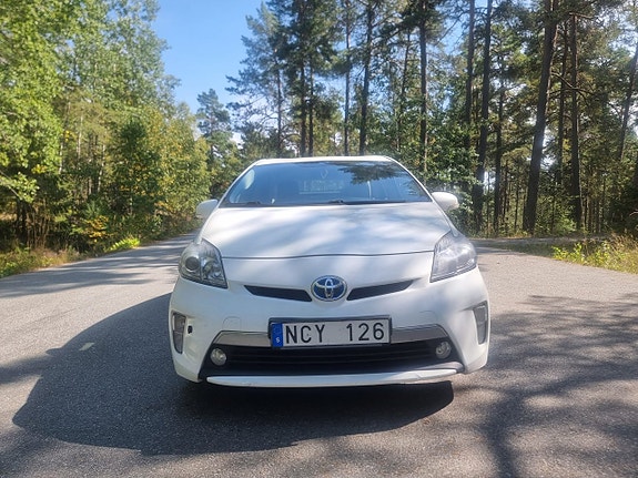 Toyota Prius Plug-in Hybrid 6 of 13