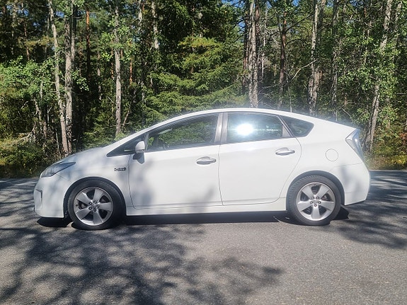 Toyota Prius Plug-in Hybrid 3 of 13