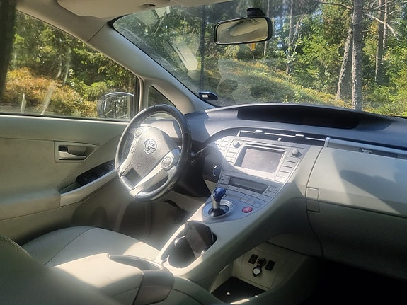 Toyota Prius Plug-in Hybrid 5 of 13