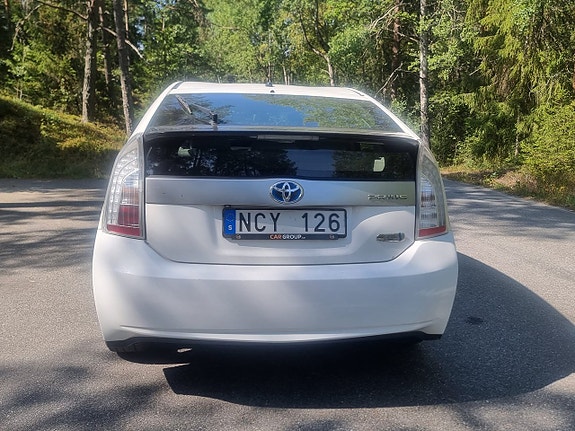 Toyota Prius Plug-in Hybrid 4 of 13