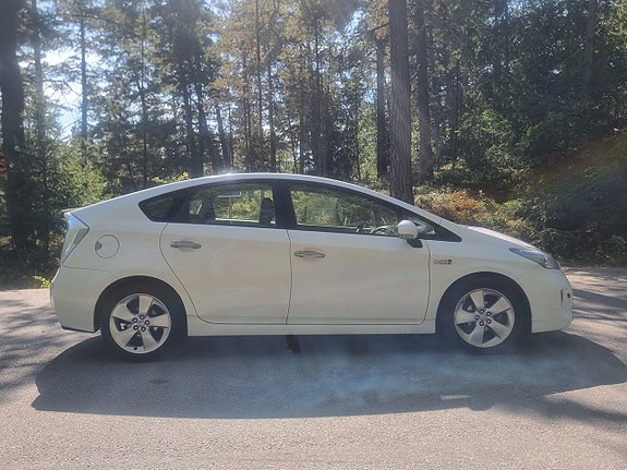 Toyota Prius Plug-in Hybrid 10 of 13