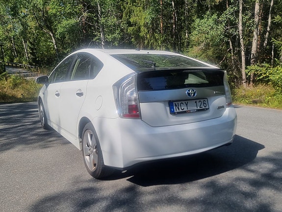 Toyota Prius Plug-in Hybrid 7 of 13