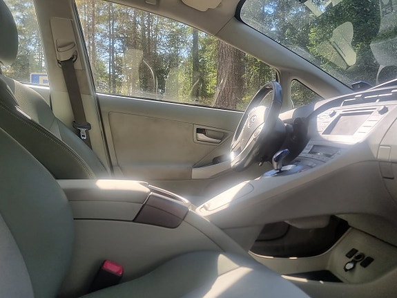 Toyota Prius Plug-in Hybrid 11 of 13