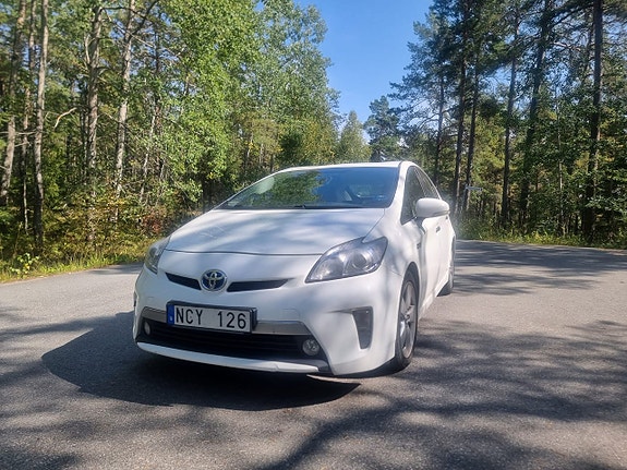 Toyota Prius Plug-in Hybrid 8 of 13