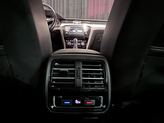 Volkswagen Passat 19 of 30