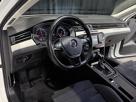 Volkswagen Passat 16 of 30