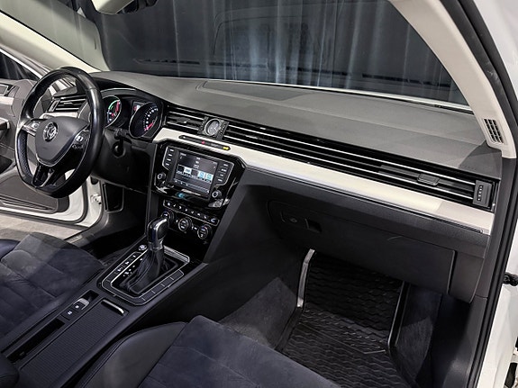 Volkswagen Passat 10 of 30