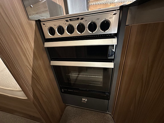 Swift 774 Automat Alde  Hydraliska stödben Låga sängar 10 of 21