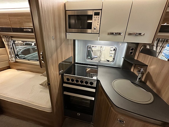 Swift 774 Automat Alde  Hydraliska stödben Låga sängar 8 of 21