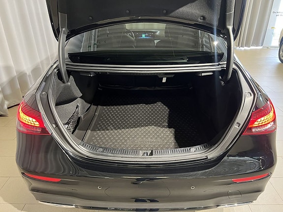 Mercedes-Benz E220 8 of 26