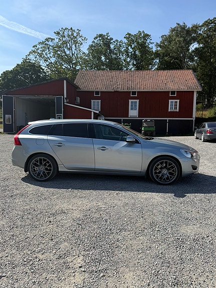 Volvo V60 2 of 8