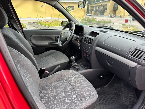 Renault Clio 8 of 10