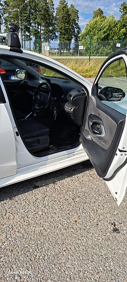Toyota Yaris 3 of 6