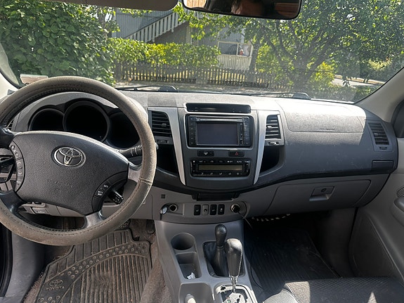 Toyota HiLux 3 of 3