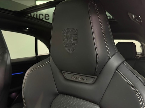 Porsche Macan Turbo 14 of 18