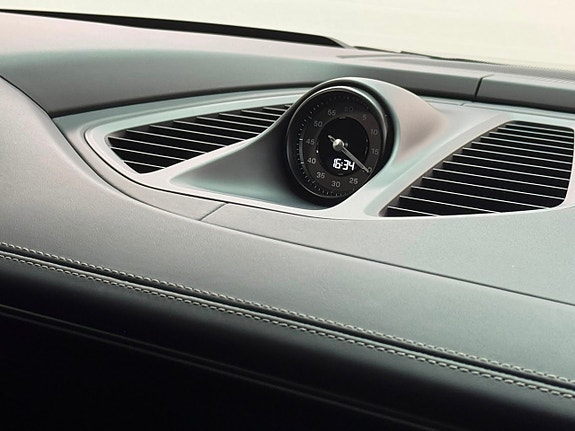 Porsche Macan Turbo 9 of 18