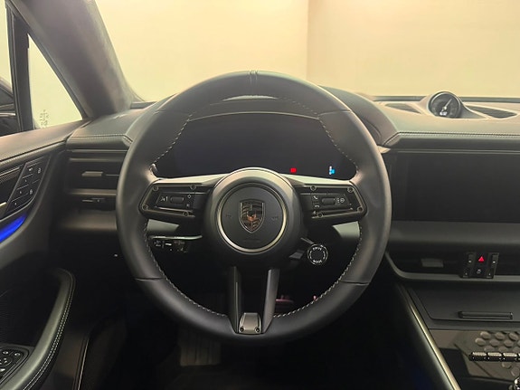 Porsche Macan Turbo 16 of 18