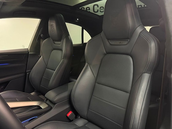 Porsche Macan Turbo 15 of 18