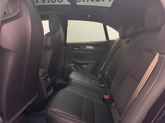 Porsche Macan Turbo 12 of 18