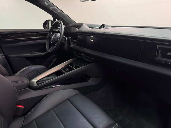 Porsche Macan Turbo 11 of 18