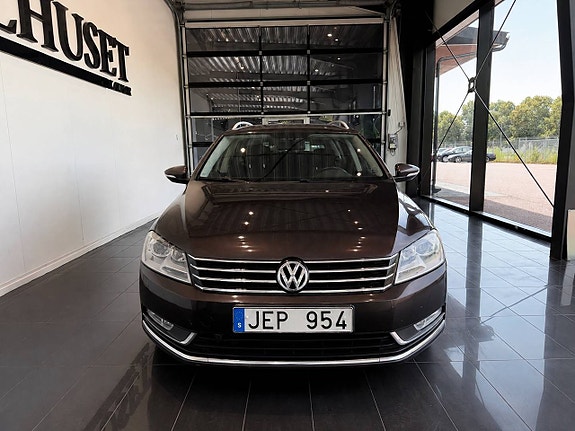 Volkswagen Passat 2 of 6