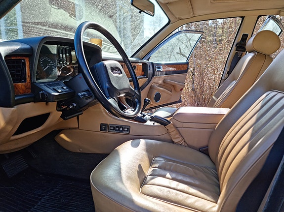 Jaguar XJ40 4 of 5