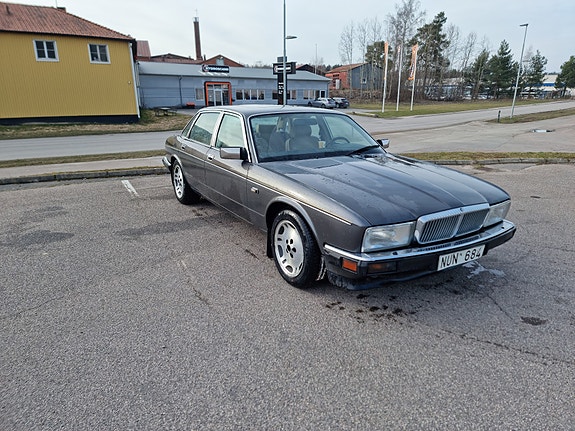 Jaguar XJ40 2 of 5