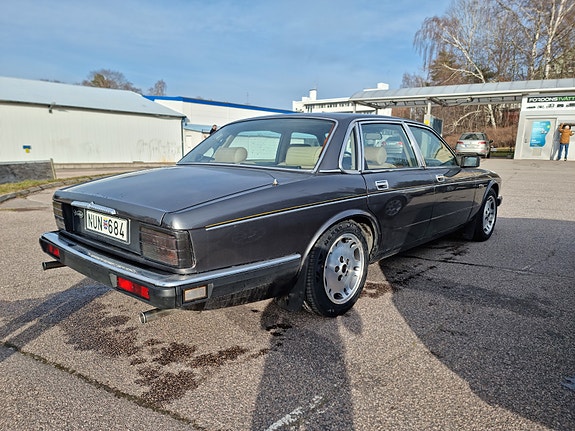 Jaguar XJ40 3 of 5