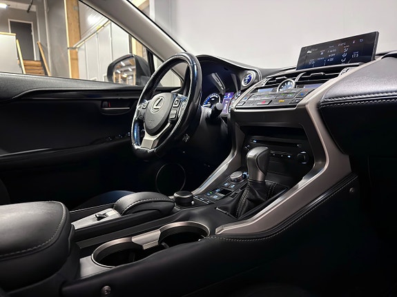 Lexus NX300h 20 of 25