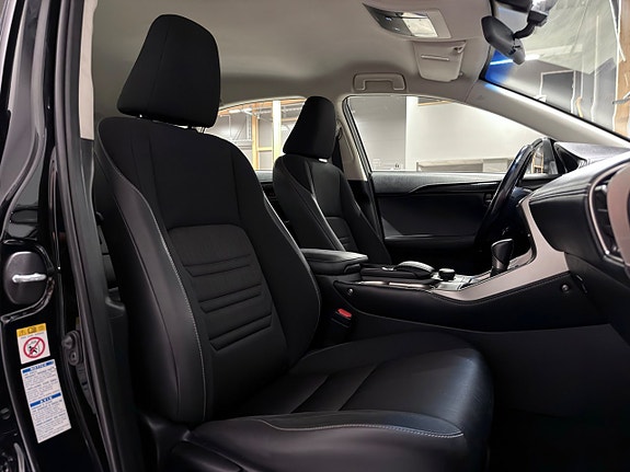 Lexus NX300h 22 of 25