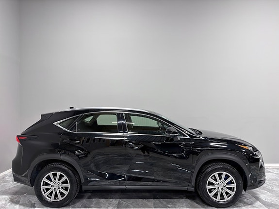 Lexus NX300h 8 of 25