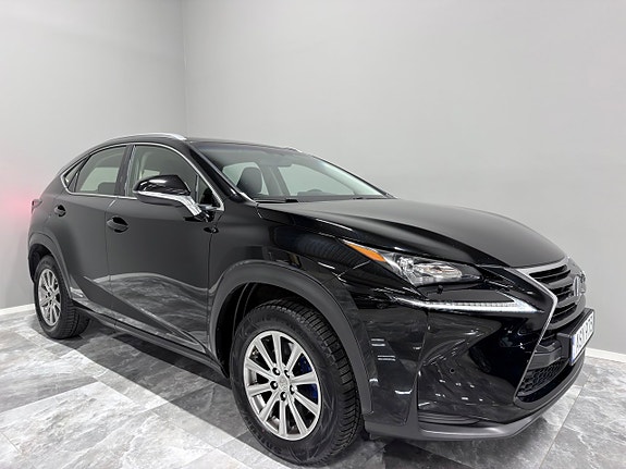 Lexus NX300h 9 of 25
