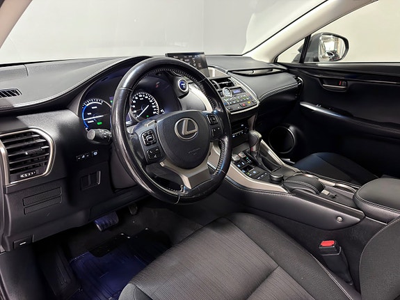 Lexus NX300h 14 of 25